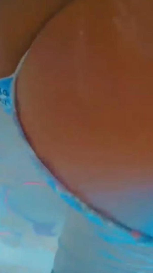 Angolana exibindo o rabão